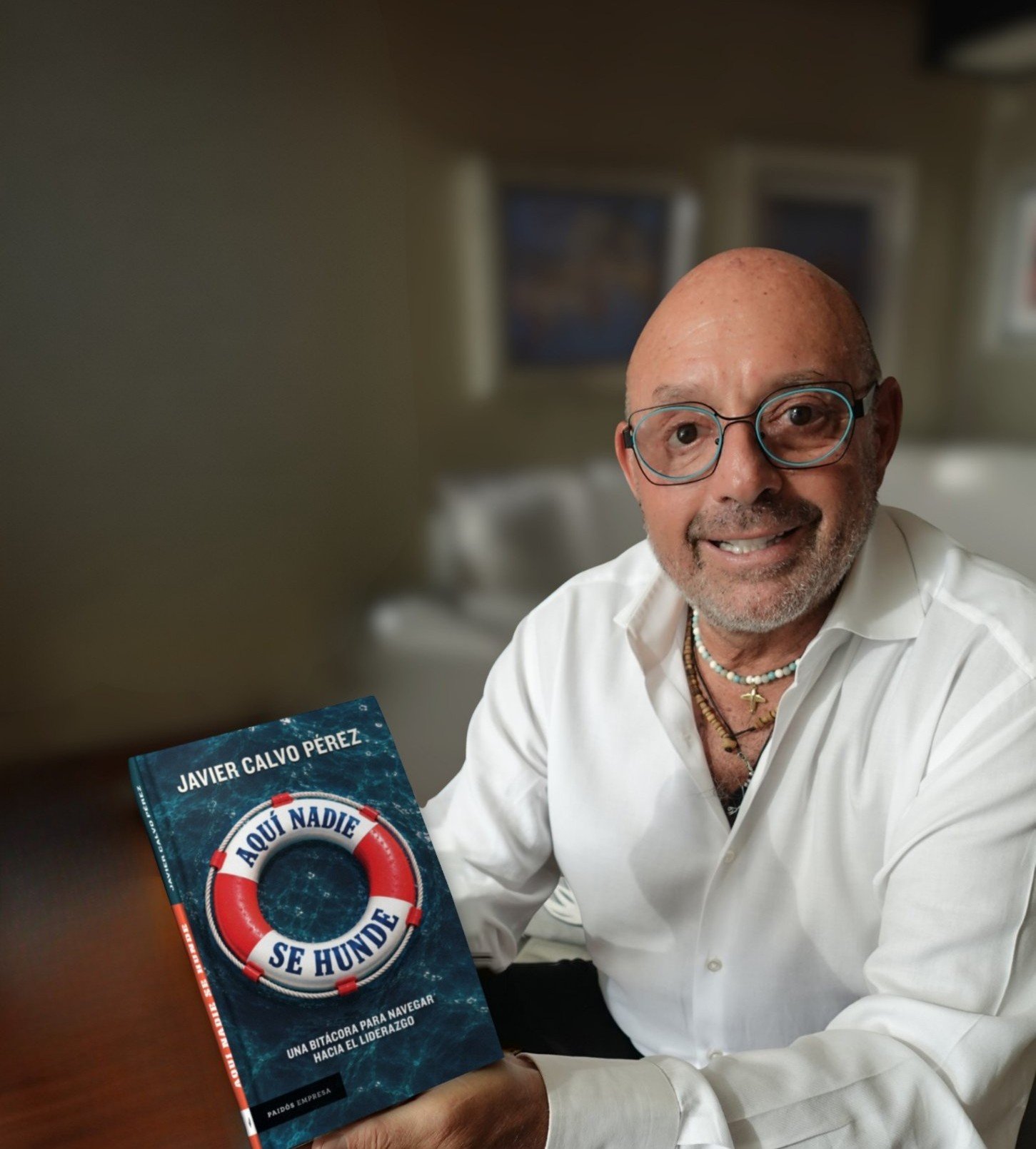 Javier Calvo Pérez sostiene su libro Aquí nadie se hunde